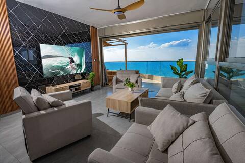 Sky- Stunning penthouse apartment on the beach with hot tub and pool
