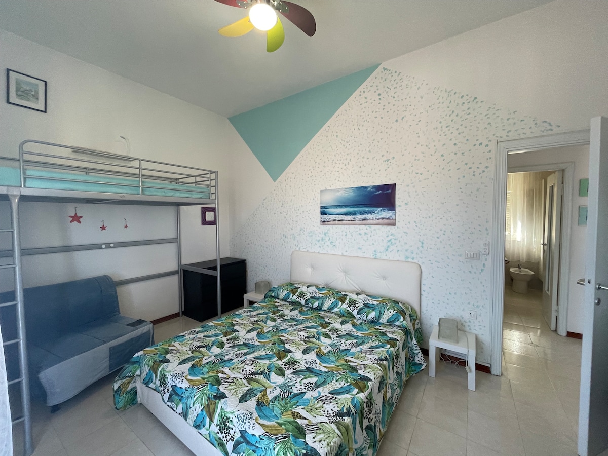 מיטת היחיד היא קומת ביניים או מתחתיה.