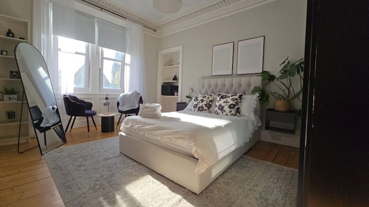 Elegant Room In Bright Leith Flat - Edinburgh