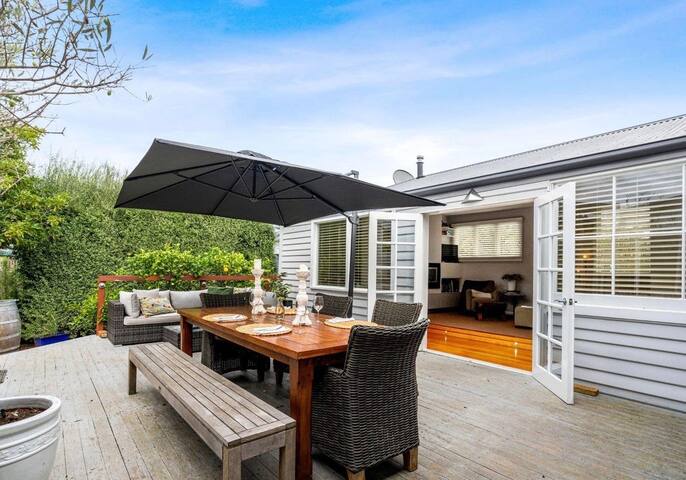 Incredible home for 7 – beautiful garden and deck