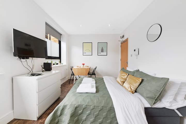 Green Lanes Studios By Morethanstays | Fast Wi-fi - Chingford