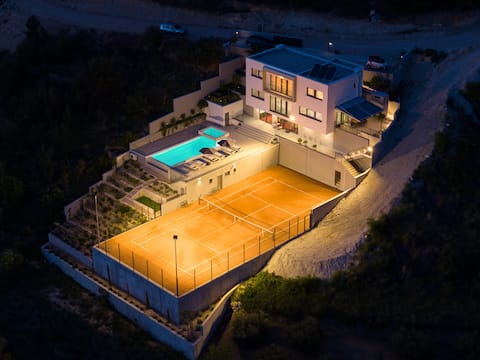 Luxury Villa with Pool, Tennis & Cinema Room