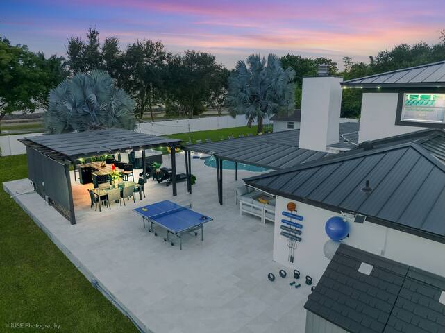 Luxe Resort Heated Salt pool Hot Tub Volley Soccer gallery image 4