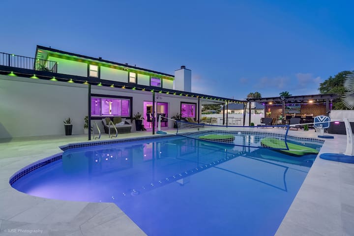 Luxe Resort Heated Salt pool Hot Tub Volley Soccer gallery image 2