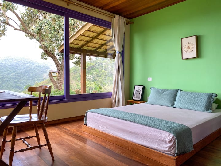 Abbiamo optato per il letto basso per dare un'atmosfera da "campeggio".  Il materasso è ortopedico senza molle. Il sonno diventa una riparazione! 
La notte del cielo stellato, ci sentiamo come se fossimo sdraiati nel cielo! 