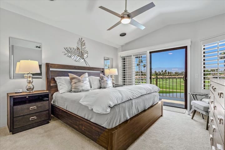 В основния апартамент почивайте на нов матрак с кралски размери със слоеве спално бельо за вашите лични нужди. Нощните шкафчета се предлагат с USB зарядни станции, система за съраунд звук и успокояваща звукова машина придружава стаята. 