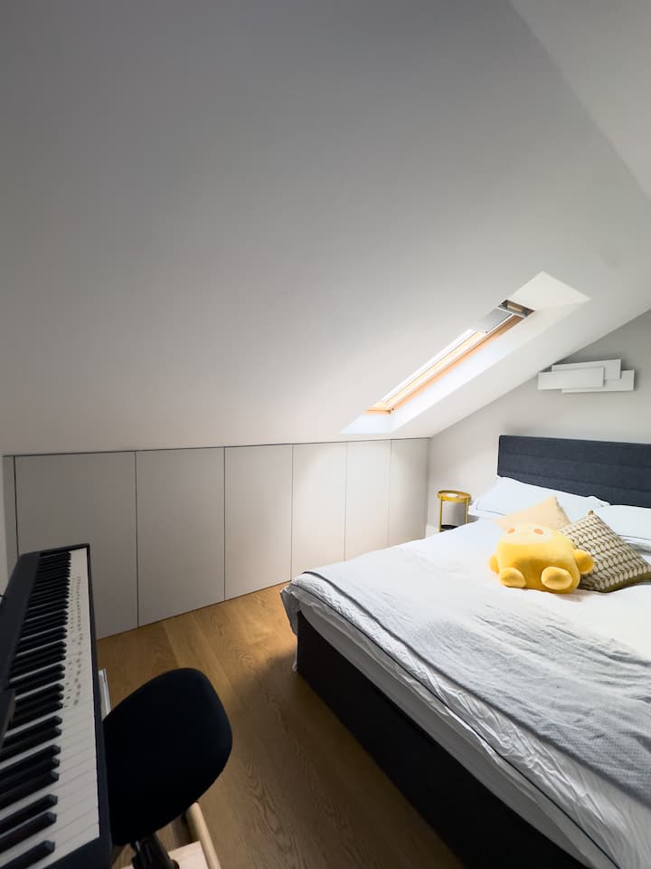 Sunlit Park-View Second Bedroom: disfruta del ambiente luminoso y espacioso de nuestro espacioso segundo dormitorio, que ofrece una vista impresionante del parque. Su generoso espacio y su serena perspectiva proporcionan un refugio encantador para relajarse y rejuvenecer.