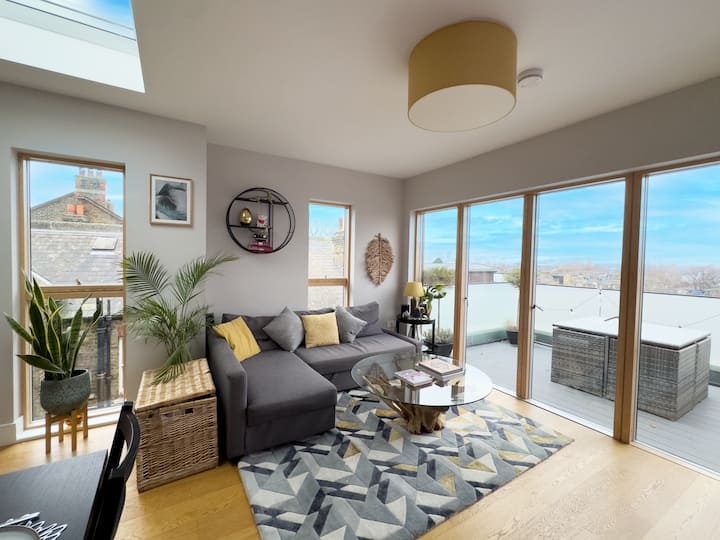 Vida luminosa y espaciosa: disfruta de la luz natural, disfruta de la comodidad abierta y sal al balcón para respirar aire fresco.