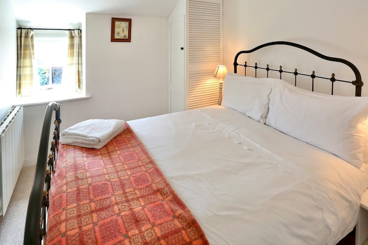 Ein sehr komfortables Doppelbett mit hochwertiger Matratze für einen erholsamen Schlaf. Die Umgebung ist sehr friedlich, aber du wirst vielleicht von den Kirchenglocken geweckt.