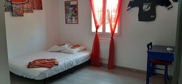 Спалня на първия етаж. Телевизорът работи с usb ключ или хромирана отливка. Легло 140x190 см, не са осигурени чаршафи, възможни са две възглавници, достъп до зона за окачване 