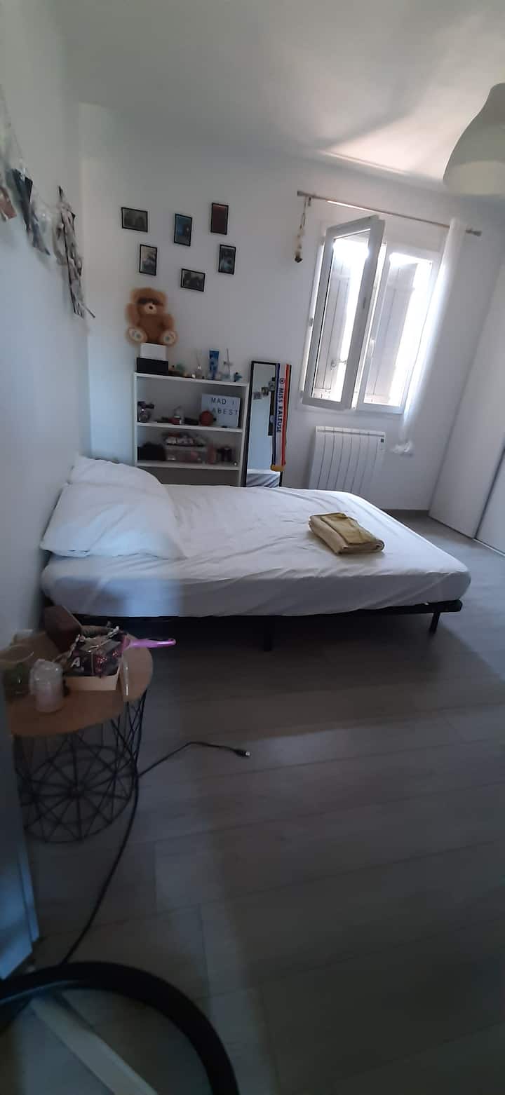 спалня на първия етаж, легло 140x190 см, две възглавници, не са осигурени чаршафи, възможно е място за окачване 