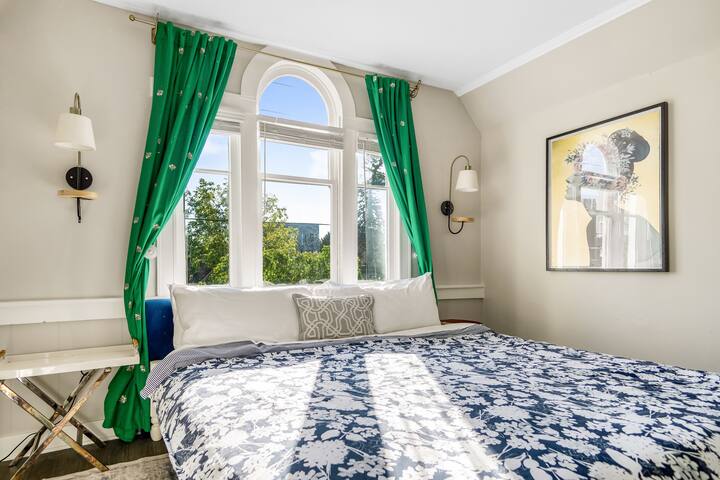 King Beds. Games. AC. Best Area w/ 95 Walk Score. gallery image 3