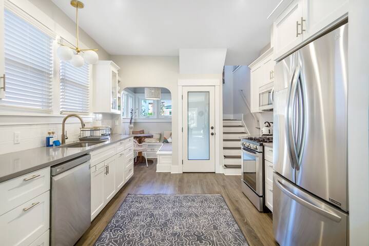 King Beds. Games. AC. Best Area w/ 95 Walk Score. gallery image 2