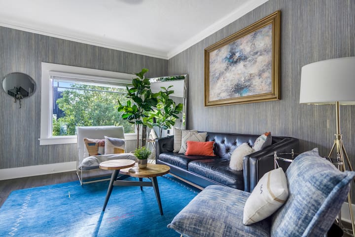 King Beds! Games! Amazing Area w/ 95 Walk Score.