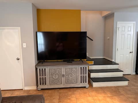 Top performing Airbnb: Modern Bishop Arts Oasis with Private Backyard! in Kidd Springs