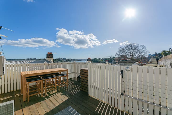 Waterfront Stylish & Charming City Retreat