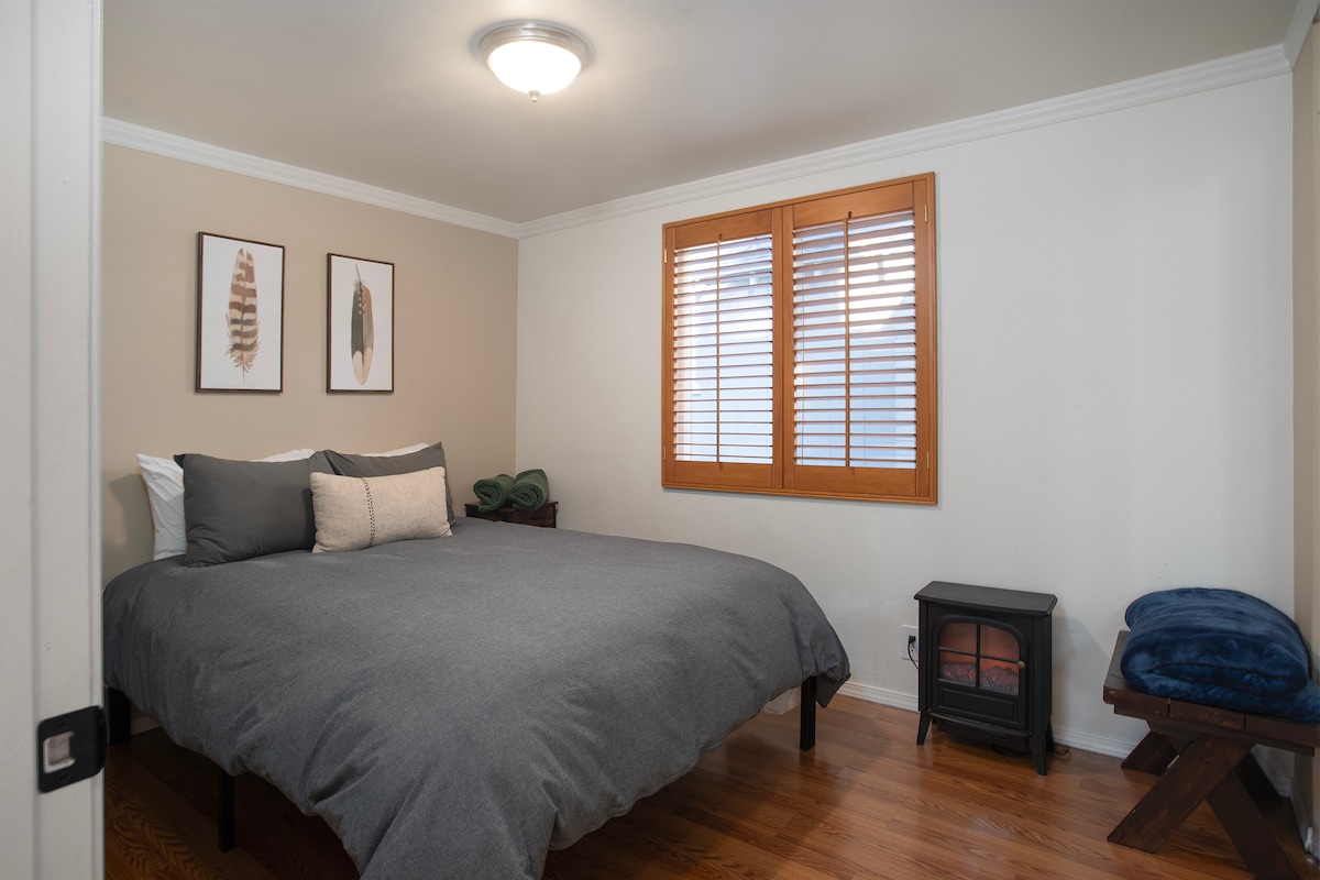 ห้องนอนควีนไซส์พร้อมตู้เสื้อผ้ากระจกเงายาวเต็มบาน