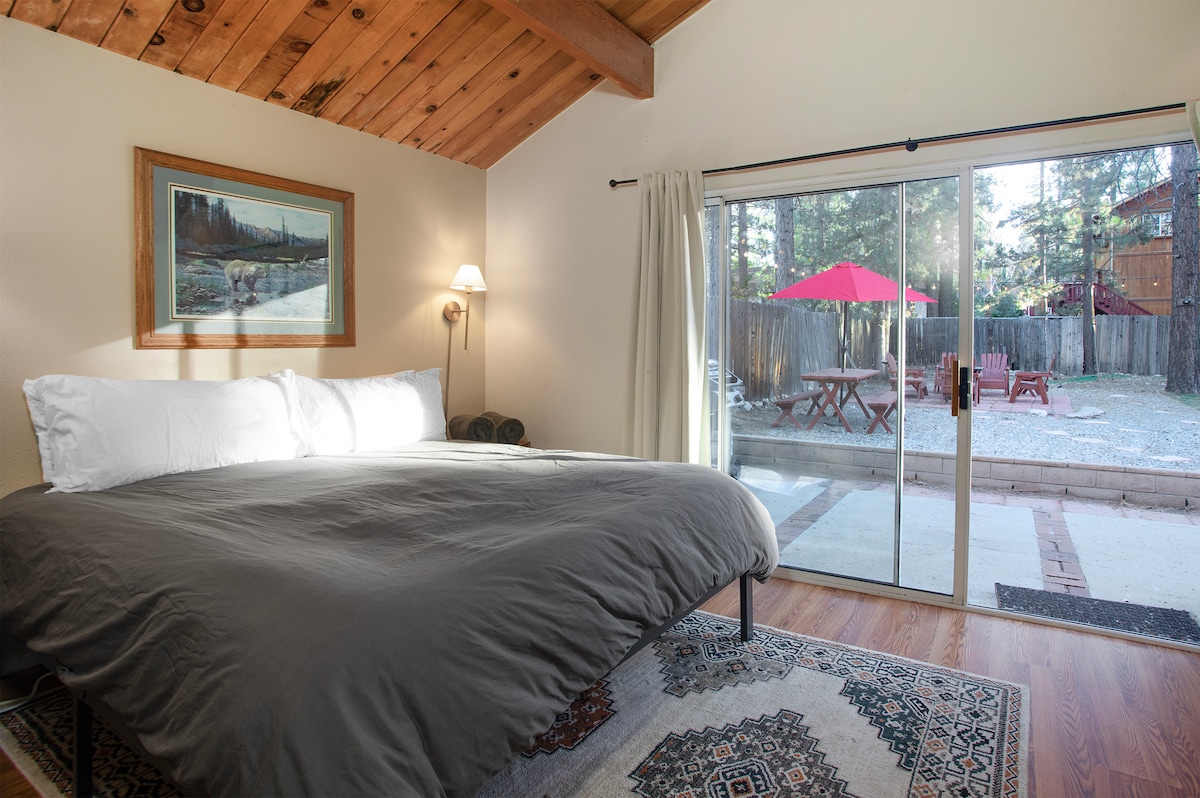 ห้องนอนใหญ่มีทางเข้าสนามหลังบ้านทีวีและพัดลมเพดาน