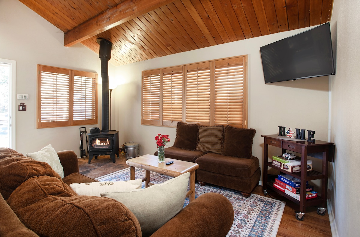 พักผ่อนสบายๆริมกองไฟในห้องนั่งเล่นของเรา