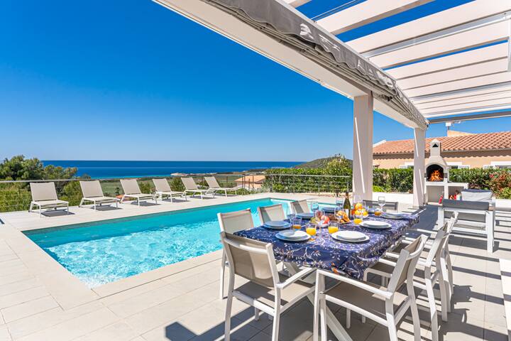 Villa with beautiful views of the beach of Son Bou