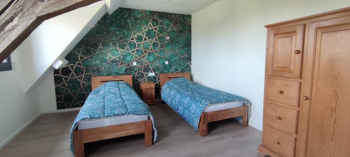 chambre climatisée
2 lits (matelas) 90 x 200 cm / couettes 200 x 200 cm