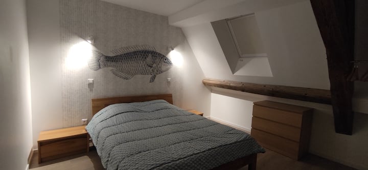 chambre climatisée
lit (matelas) 160x200 / couette 220 x 240 cm