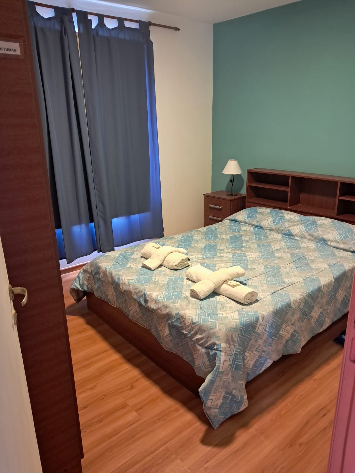 La Habitación 1 hat Black Out Vorhänge, damit die Sonne sie in den frühen Morgenstunden nicht stört und dass Sie sich bis zu der gewünschten Stunde ausruhen können.