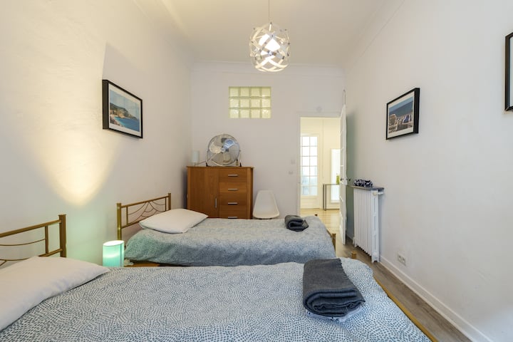 Dos camas individuales en el dormitorio 2. 