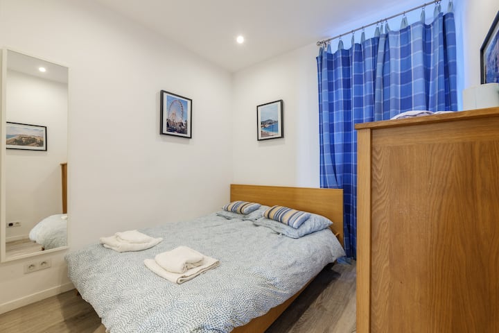 Cama tamaño king en el dormitorio 1.