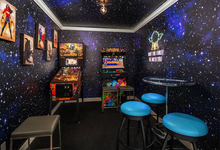 Seattle Resort with pool heated all year sleeps 16 gallery image 2