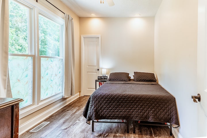 QUEEN BEDROOM