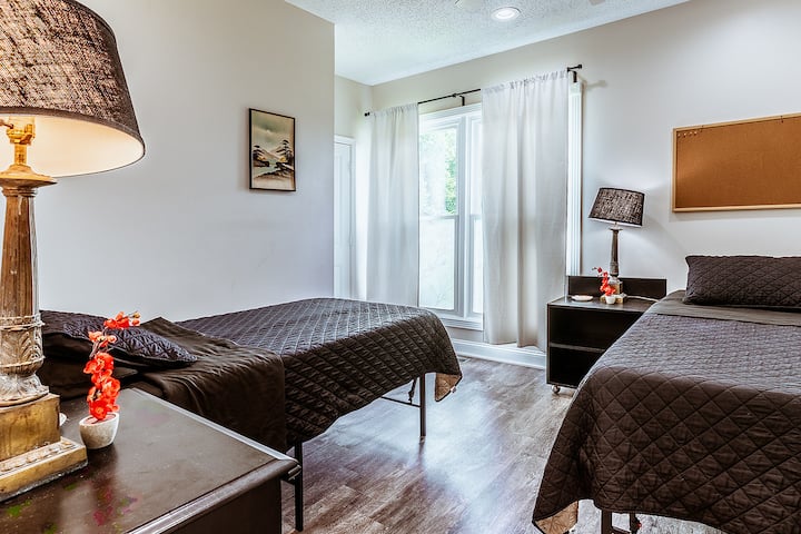 TWIN BEDROOM