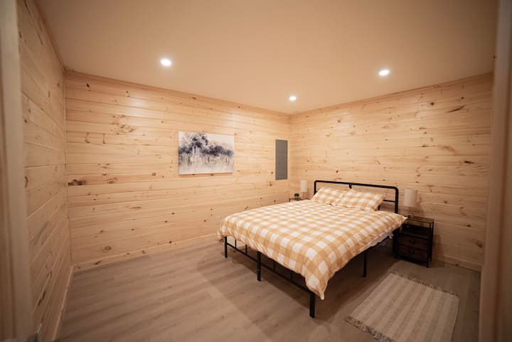 غرفة نوم كبيرة تقع في الطابق السفلي