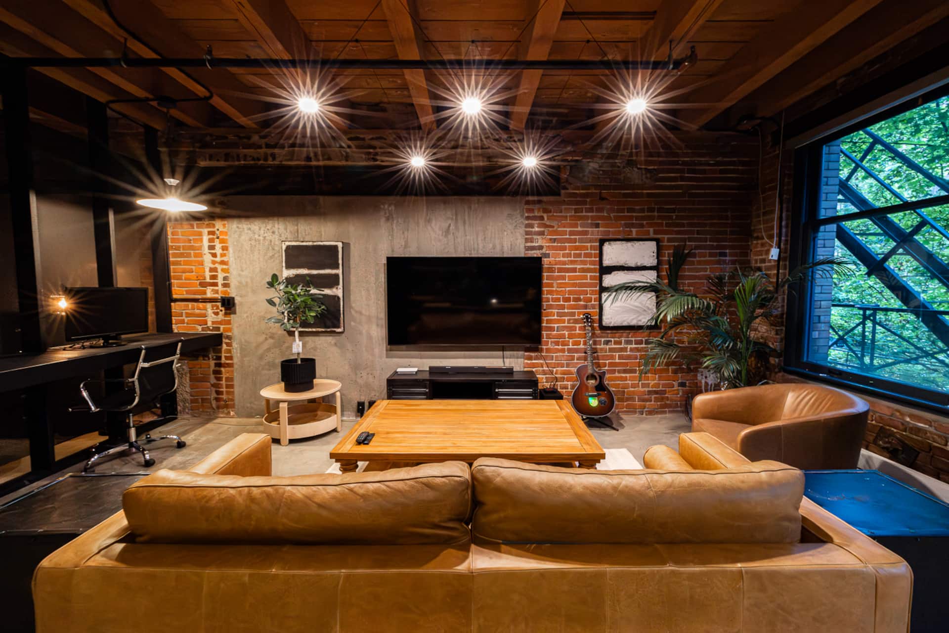 Stylish Industrial Loft - Historic Gastown