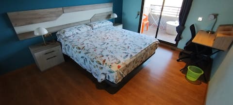 Private Bathroom Room, 15 min. from Downtown (A)