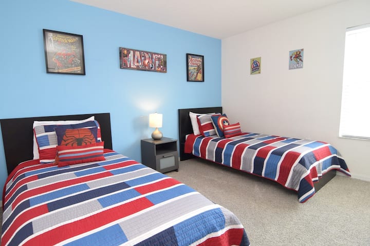 有趣的超级英雄主题双床房，配备智能电视