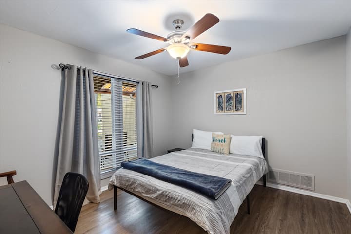 La terza camera da letto con scrivania può fungere da ufficio se si lavora da remoto.