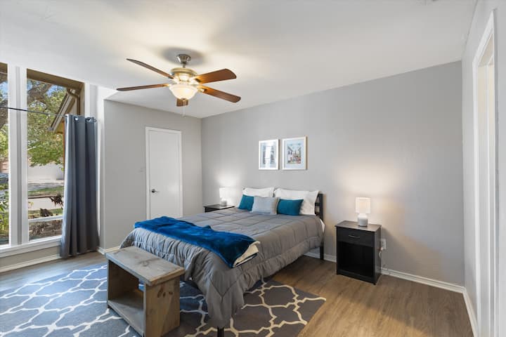 Camera da letto anteriore con bagno privato con ampia cabina armadio.