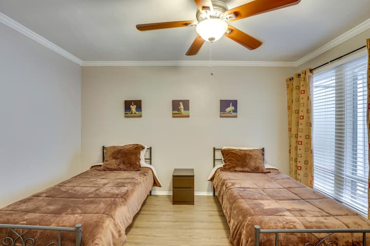 Comodi letti singoli con ventilatore a soffitto e ampia cabina armadio.