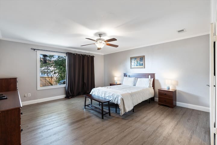 Camera da letto principale con bagno privato che si affaccia sulla terrazza e vista lago.  Roku TV se non riesci a dormire!  Devi dare un'occhiata alla doccia principale!