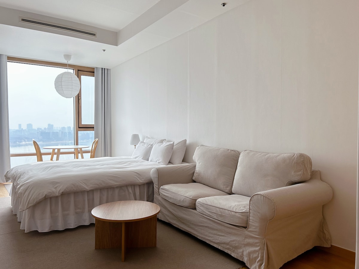 голямо двойно легло, пухкав диван