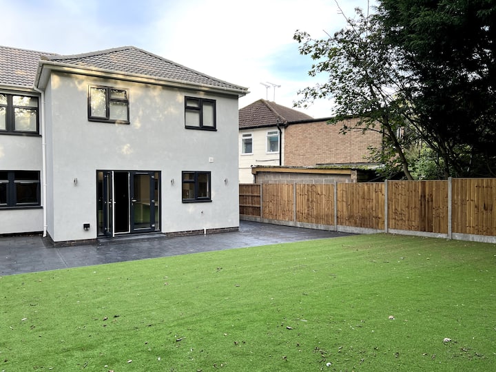 Large House + Huge Driveway | 3 Bath | Contractors