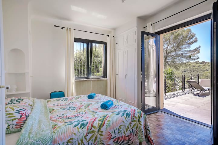 1 ห้องนอน - ชั้นหลัก
ห้องนอนใหญ่พร้อมเตียงควีนไซส์และพื้นที่ตู้เสื้อผ้ากว้างขวางเข้าถึงระเบียงได้โดยตรง