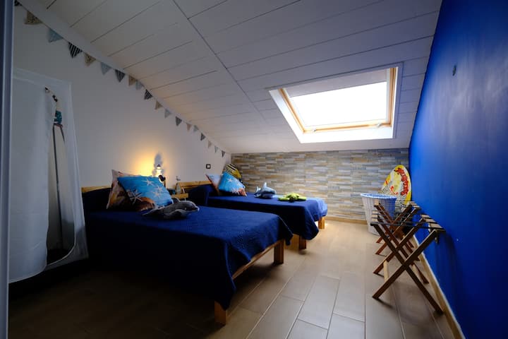 Chambre marine à 2 lits gigognes adaptée même aux plus petits.