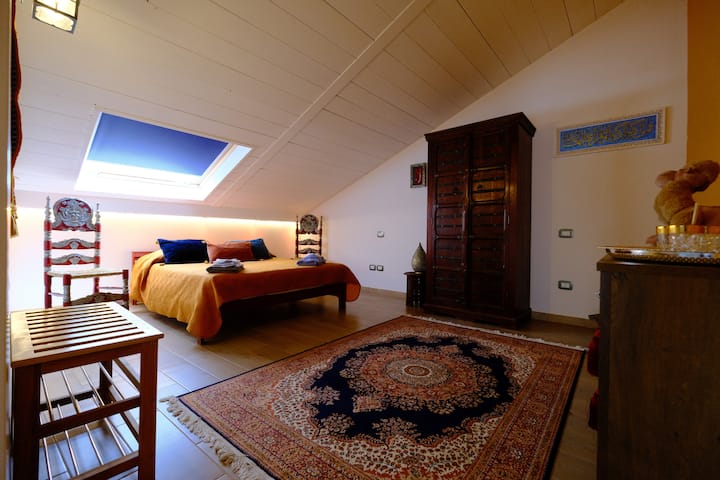 Chambre double de style marocain. Coffre-fort, fer et planche à repasser.