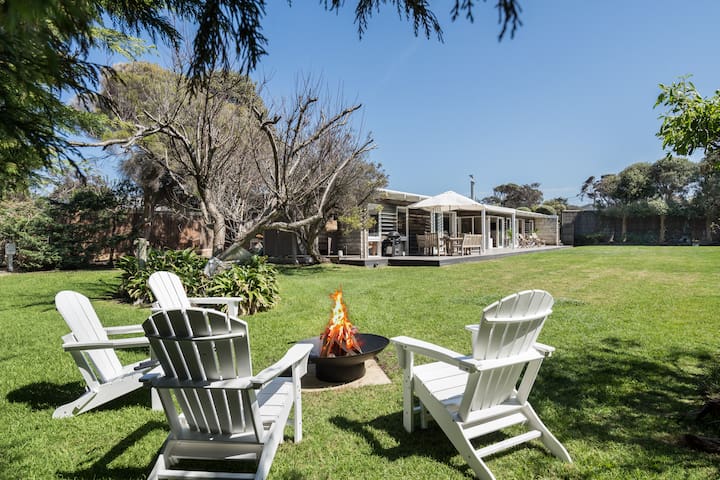 Beach House Blairgowrie. Walk to beach