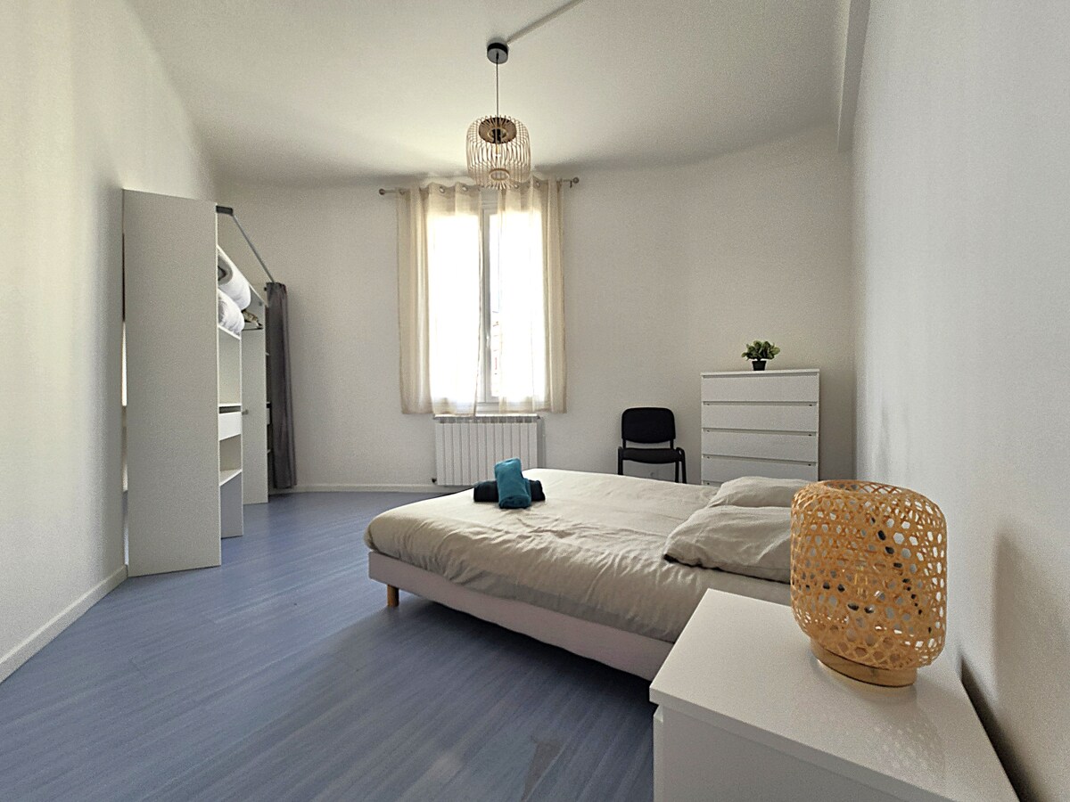 Primer dormitorio de 17 m² con cama de 140, vistas a la terraza, silla, vestidor con armario, cómoda y mesita de noche.