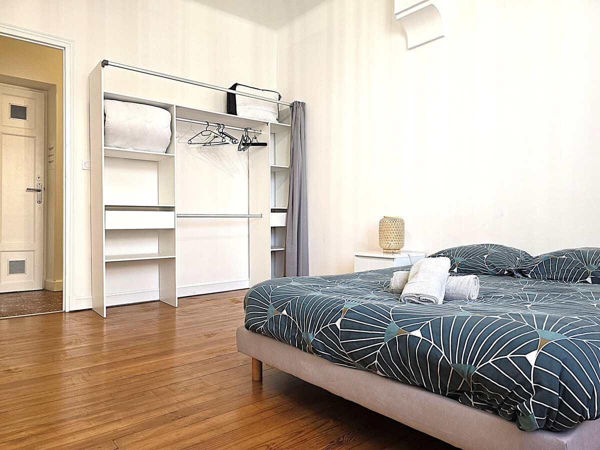 Segundo dormitorio de 17 m² con cama de 140, vistas a la terraza, silla, vestidor con armario, cómoda y mesita de noche.