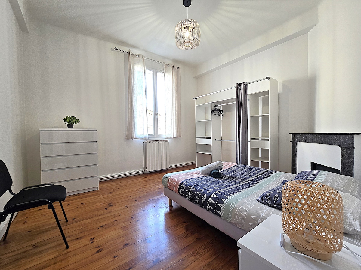 Tercer dormitorio de 17 m² con cama de 140, vistas a la terraza, silla, vestidor con armario, cómoda y mesita de noche.