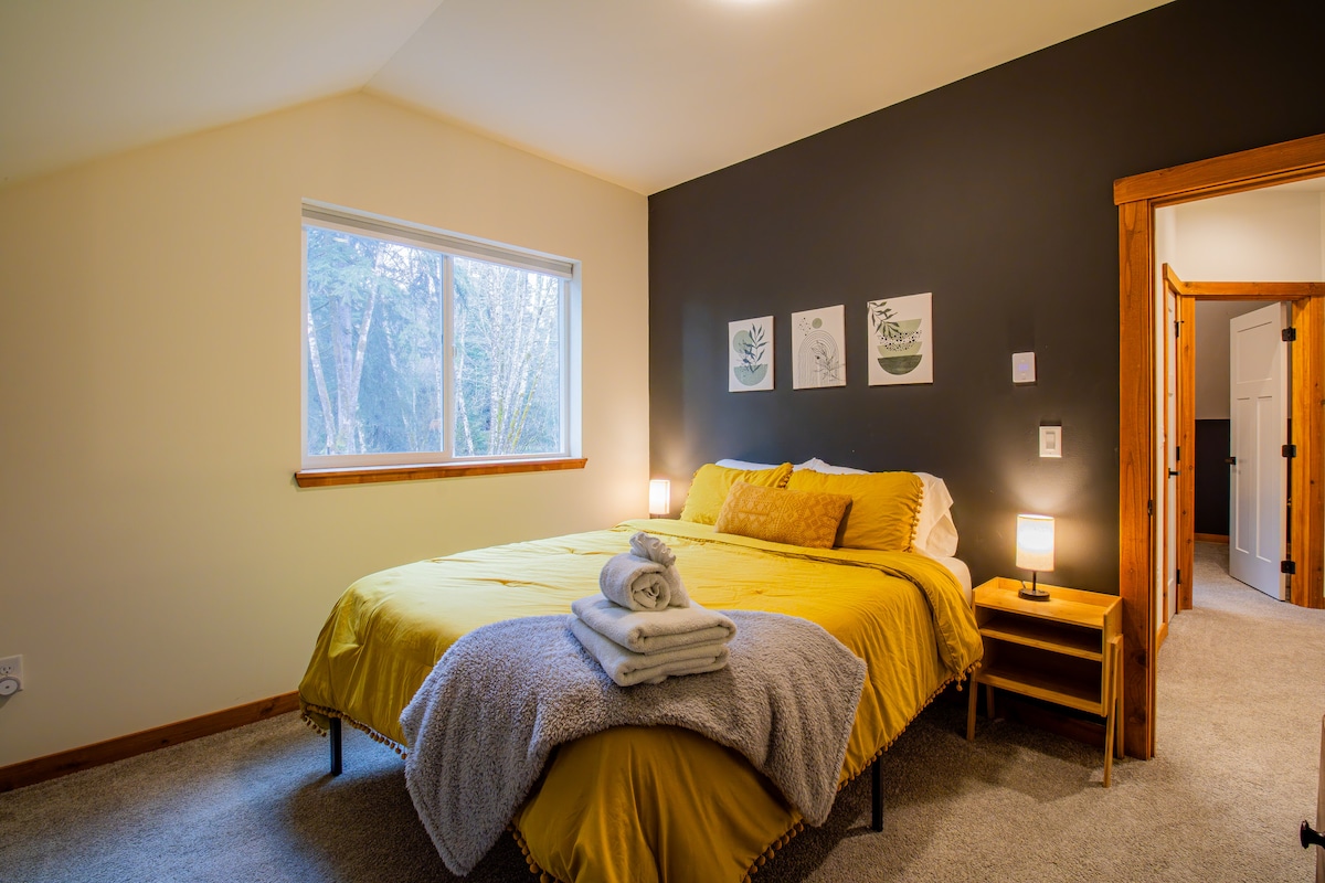 The Yellow room also has a queen sized bed, large closet, luggage rack and dresser for all of your storage needs!